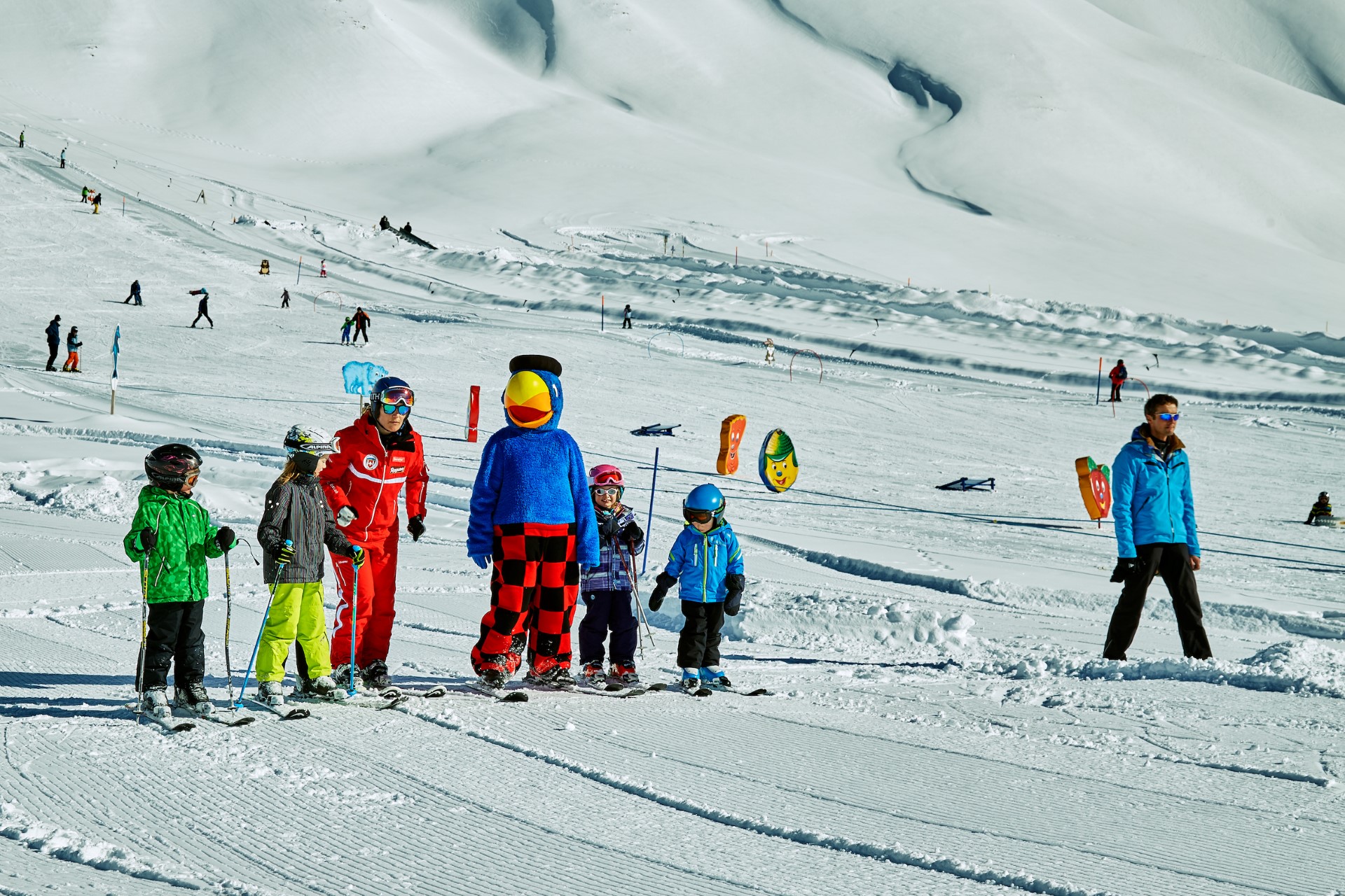 Skiunterricht mit Globi auf der Engstligenalp. Photo Credit: Tourismus Adelboden Lenk Kandersteg Skiunterricht mit Globi auf der Engstligenalp. Photo Credit: Tourismus Adelboden Lenk Kandersteg